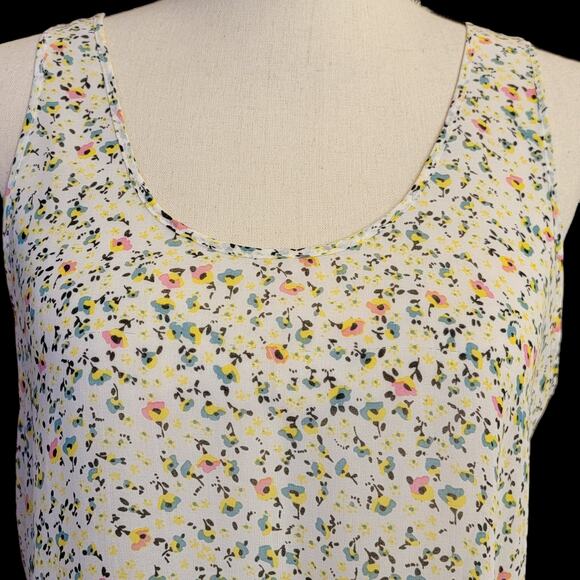 Kirra Tank Top Sz M Floral White Pink Blue Yellow Ditsy Ruffle Blouse Sleeveless - Picture 2 of 7